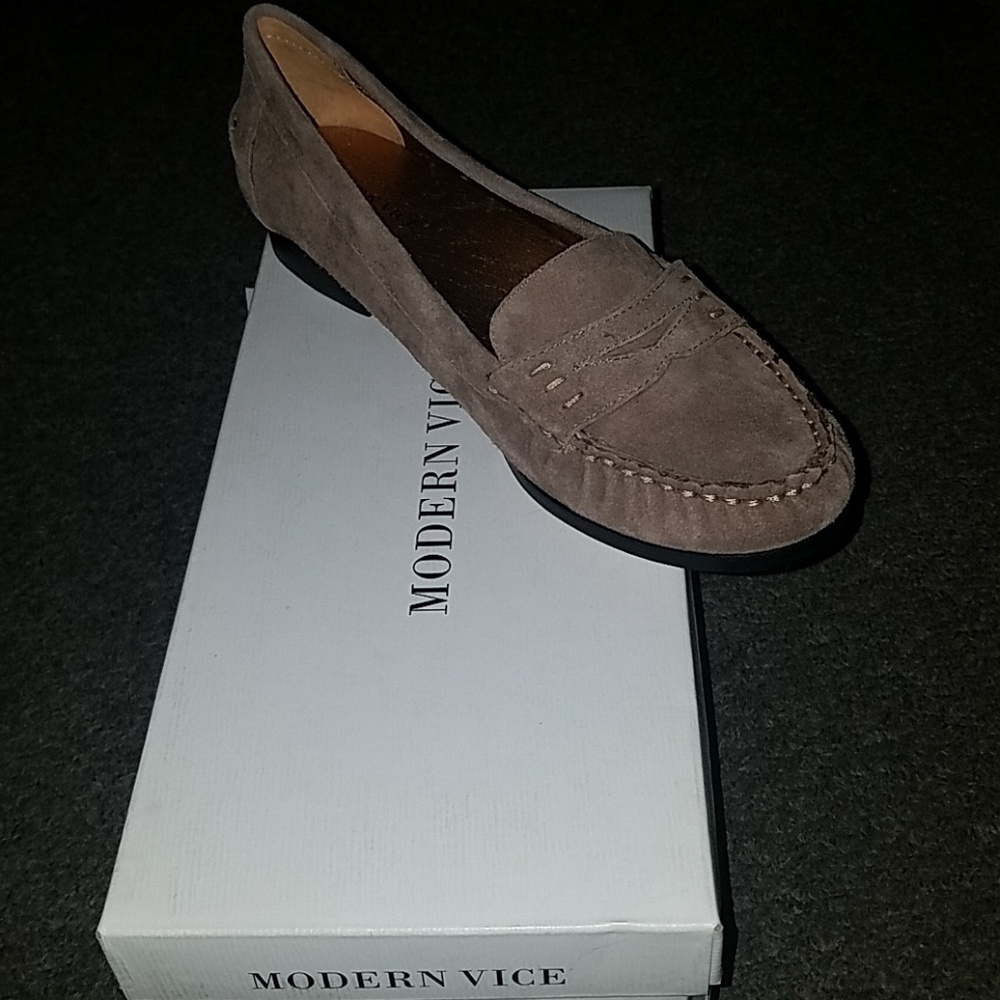 NIB Modern Vice taupe suede loafer